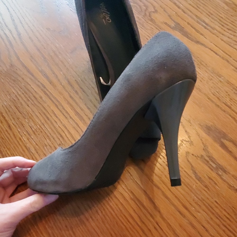 Heels - Picture 2 of 3